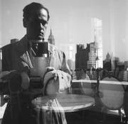 Ernst A. Heiniger, Selbstporträt – Beekman Tower, New York, 1950. (Bild: Fotostiftung Schweiz)