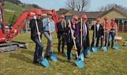 Gabriela Manser, Geschäftsführerin der Goba, flankiert von Vertretern der Goba sowie von der Stiftung Altersheim Gontenbad und Bauverantwortlichen. (Bild: rf)