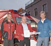 Feuerwehrkommandant Fabrizio Hugentobler mit Stephan Sollberger von der Firma Feumotech und Stadtpräsident Anders Stokholm bei der Schlüsselübergabe. (Bild: Stefan Hilzinger)