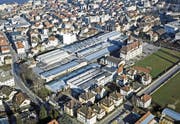 Die von Siedlungen eingeholte Alcan-Fabrik vor den Abbrüchen im Nordteil und dem Umbau im Südteil (unten). (Bild: Büro Bereuter (Rorschach, 2001))