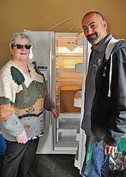 Marcel Ninghetto erklärt Erika Düring das Zugangssystem.