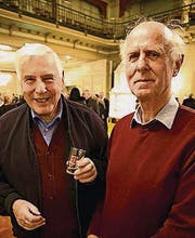 Rene Brunner hält ein Weinglas, daneben Walter Helbling. (Bild: ANDREAS TAVERNER CH-8555MUELLHEI)