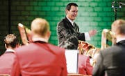 Die Brass-Band MG Hörhausen und ihr Dirigent Roger Wellauer bei einem Konzert in Steckborn. (Bild: Donato Caspari (25. Oktober 2015))