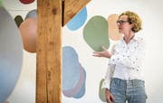Erna Hürzeler vor ihrer Installation mit farbigen Frauenbäuchen, die wie ein beruhigendes Perpetuum mobile wirken. (Bild: Jil Lohse)