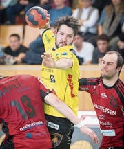 St. Otmars Severin Kaiser (Mitte) setzt sich gegen die Gossauer Marcel Oertig und Yannick Harder (rechts) durch. (Bild: Urs Bucher)