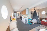 Wohnlich: Ein Blick in das Wohnzimmer und die Küche, den Eingangsbereich sowie das Schlafzimmer. (Bild: pd)