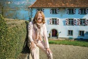 Die ehemalige «Tagesschau»-Moderatorin Marion Preuss sitzt auf der Mauer, die zum Eingang des barocken Schlossgartens gehört. (Bilder: Reto Martin)