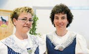 Die Präsidentin Claudia Schlegel (links) begrüsst die Referentin Andrea Eggenberger.