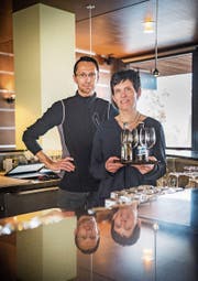 Stefan und Mary Peter stehen hinter der Bar. Sie bleiben noch bis Ende Jahr im «Parkkafi». (Bild: Andrea Stalder)