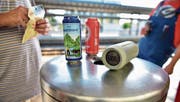 Eine der Gruppen belagert allabendlich den Eimer am Bahnhof und nutzt diesen als Bartisch für ihre Bierbüchsen. (Bild: Mario Testa (Juli 2015))