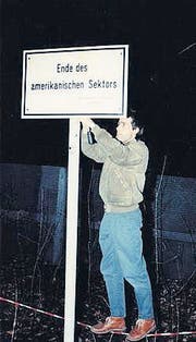 Uwe Genth schraubt nach dem Mauerfall Schilder ab. (Bilder: Uwe Genth)