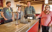Mathias Egg sowie Sandra und Heinz Stieger vom Weinberg-Team und die ehemalige Wirtin Lisi Helg freuen sich auf die Wiedereröffnung. (Bild: Reto Martin)