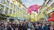 «Stopp der Sparschweinerei»: Kundgebung des Staatspersonals in der St. Galler Innenstadt. (Bild: Urs Bucher (St. Gallen, 20. April 2017))