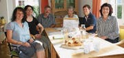 Das Team des Claro-Weltladens Gams bei seinem Besuch im Haus Smaragd, das mit einer Spende beschenkt wurde. (Bild: PD)