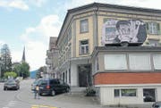 Der violette Campinganhänger macht auf das Kunstprojekt «Hotel Arthur» im ehemaligen Hotel Restaurant Post aufmerksam. (Bilder: Hansruedi Kugler)