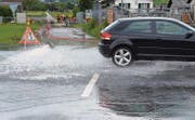 Auch die St. Gallerstrasse zwischen Buchs und Haag war zeitweise überflutet. Die Feuerwehr Grabs versucht, dem Wasser Herr zu werden. (Bild: Thomas Schwizer)
