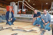 Hannes Nägeli, Geschäftsführer der Nägeli AG in Gais, Baubiologe Clemens Koller und Holzplaner Lorenz Reifler. (Bild: Roger Fuchs)