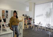 Jeanette Klein in ihrem Hundecafé «Jeanelle», das am Samstag in Rorschach eröffnet. (Bild: Perrine Woodtli)