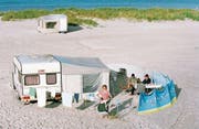 Nicht gerade die Insel der Seligen. Ferien mit dem Wohnwagen sind kompliziert und bünzlig, aber auch sehr schön. (Bild: Hechtenberg/Caro)