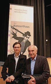 Dennis Mungo (links), neuer Musikschulleiter, und sein Vorgänger Florian Heeb. (Bild: Silvia Frick)