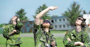 Schwedische Luftwaffensoldaten begutachten den Gripen in Aktion. (Bild: Josef Vostarek/CTK (Caslav, 11. Mai 2015))