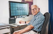 Der fast blinde Hans Rohner schrieb die Buchtexte mit Hilfe eines speziellen Lesegerätes. (Bild: PD)