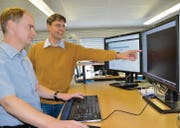 Die Gründer und Besitzer der Glarotech GmbH, Reto Glanzmann (l.) und José Fontanil, in ihrem Büro an der Toggenburgerstrasse in Wil. (Bild: Philipp Haag)