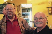Alt Chefredaktor Hanspeter Strebel geniesst seine Pension. Auch Tixi-Taxi-Chauffeur Hübi Felsberger lässt es sich gutgehen.
