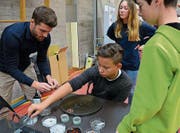 Am Stand der Feinwerkoptik Zünd AG durften die Schülerinnen und Schüler ihr eigenes Emoji herstellen. (Bild: Katharina Rutz)