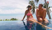 An der Poolparty unterhalten sich Bachelor Janosch und Kandidatin Daniela über die Liebe. (Bild: PD)