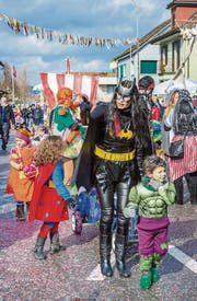 Der traditionelle Groppenumzug lockte gestern nachmittag bei Sonne, Regen und Schnee grosse und kleine Fasnachtsbegeisterte nach Ermatingen. Damit ist für dieses Jahr nun auch in Ermatingen die Fasnacht endgültig zu Ende. (Bild: Andrea Stalder)