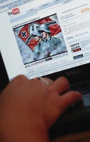 Im Internet finden sich immer mehr fremdenfeindliche Kommentare. (Bild: Getty/Sean Gallup)
