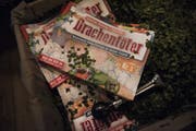 In der Fasnachtszeitung "Drachentöter" wird bekannt gegeben, wer die Alternative zum Gossauer Preis erhält. (Bild: Sabrina Stübi)