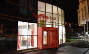 Die Ortsgemeinde kauft die Gebäude der Fahnenfabrik AG und vermietet sie der bisherigen Eigentümerin. (Bild: Thomas Schwizer)