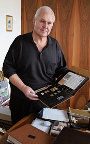 Der Rorschacher Markus Sulger zeigt ein Album mit Briefmarken aus seiner Sammlung. Seine seltenste Marke war an einer Auktion 3 (Bild: Martin Rechsteiner)