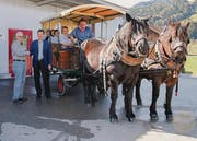 René Eisenring verabschiedet Mitarbeiter und Mitarbeiterinnen und wünscht Robin Alder eine erfolgreiche Zeit mit der neuen Abteilung. (Bild: pd)