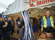 Bei Bratwürsten wurde über den Streik diskutiert.