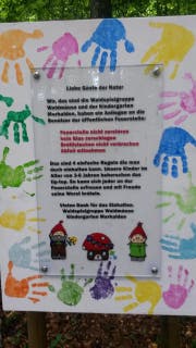 Eine Tafel weist darauf hin, dass die Feuerstelle genutzt werden kann, wenn Sorge getragen wird. (Bild: PD)