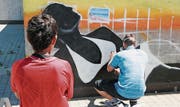 Junge Graffitikünstler machen aus grauer Schwimmbadwand eine Ferienkulisse. (Bild: PD)