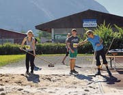 Leichtathletik, hier im Bild Weitsprung, gehörte ebenfalls zum Sporttag wie ein Fussballturnier.