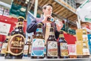 Mathias Oeschger von der Glarner Brauerei Adler schenkt eine Probierportion Vrenelisgärtli-Bier ein. (Bilder: Andrea Stalder)