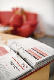 IV-Bezüger dürfen sich nicht dagegen sperren, dass ihr Rentenanspruch von Zeit zu Zeit überprüft wird. (Bild: MARTIN RUETSCHI (KEYSTONE))