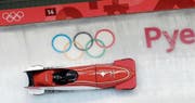 Müssen sich zuerst an die Olympiabahn herantasten: Clemens Bracher und Michael Kuonen. (Bild: Andy Wong/AP (Pyeongchang, 15. Februar 2018))