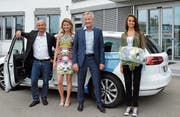 Die Eschliker Firma Salto Systems AG übernimmt das Sponsoring der unterschenkelamputierten Leichtathletin Abassia Rahmani (rechts): Roger Isler, Adriana Exer und Geschäftsleiter Urs Keller. (Bild: Christoph Heer)
