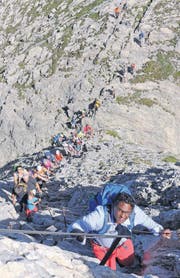Den Blick zum Gipfel gerichtet: Im Gänsemarsch geht es auf der Felsentreppe dem Himmel entgegen. (Bilder: Michael Genova)