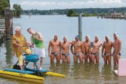 Sängerin Maria Altstätter und Lucas Fischer drehen ihr Musikvideo, die Wasserballer des Schwimmclubs Kreuzlingen sorgen für eine starke Kulisse. (Bild: Manuela Olgiati)