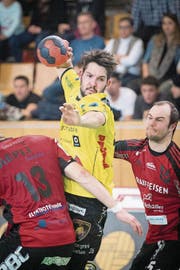 Handball Männer NLA: TSV St. Otmar St. Gallen gegen TSV Fortitudo Gossau. St. Gallen Severin Kaiser gegen Gossau Marcel Oertig und Yannick Harder (rechts) durch. (Bild: Urs Bucher)