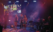Die Musikschule präsentierte mit Julia Hagne, David J. Boyd und Jennifer Sarah Boone eine eindrucksvolle Show über die Bee Gees.