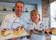 Bäcker-Konditormeister Ralf Peter und Inhaberin Elisabeth Eberle präsentieren ihre Spezialitäten. (Bild: Roland P. Poschung)
