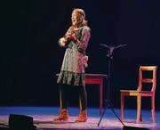 Singen für den «Wäutfriede» – Lisa Catena als Hippie-Mädchen. (Bild: miz)